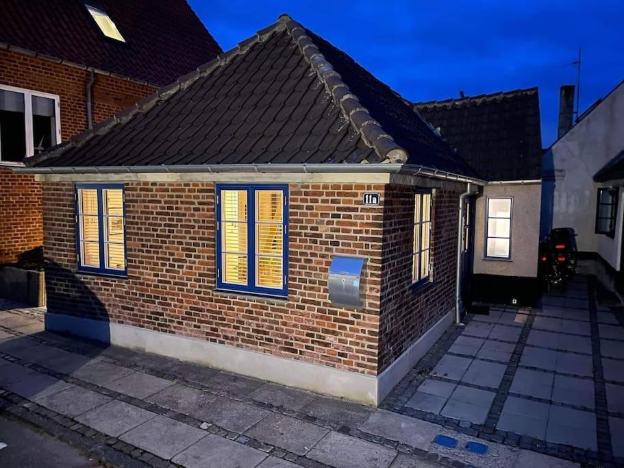Hyggeligt Lille Byhus Lige Mellem Havnen Og Bytorv Ringkøbing Esterno foto